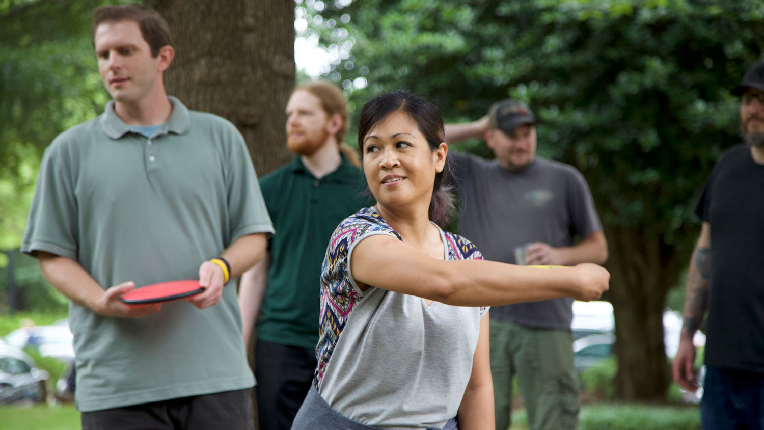 Arlene Mendoza-Moran plays disc golf at the 2018 DELTA Staff Picnic.