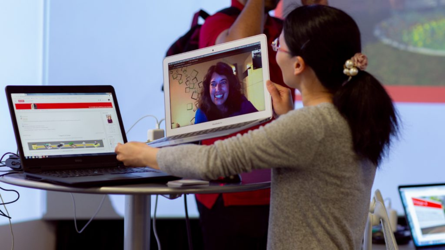 DELTA Staff member assists faculty member over Zoom.