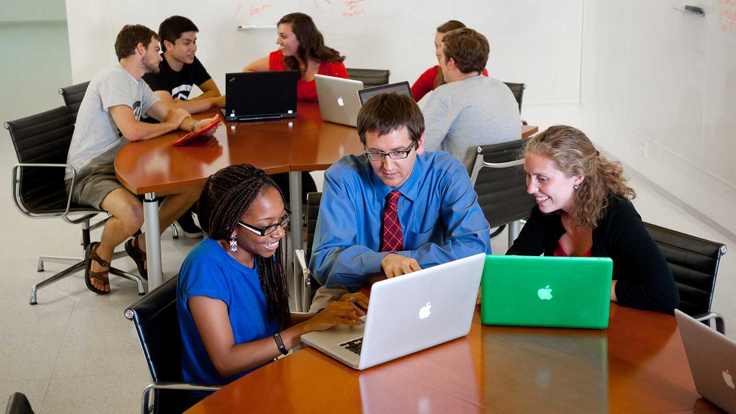 An instructor working with students using their laptops in Hunt Library.